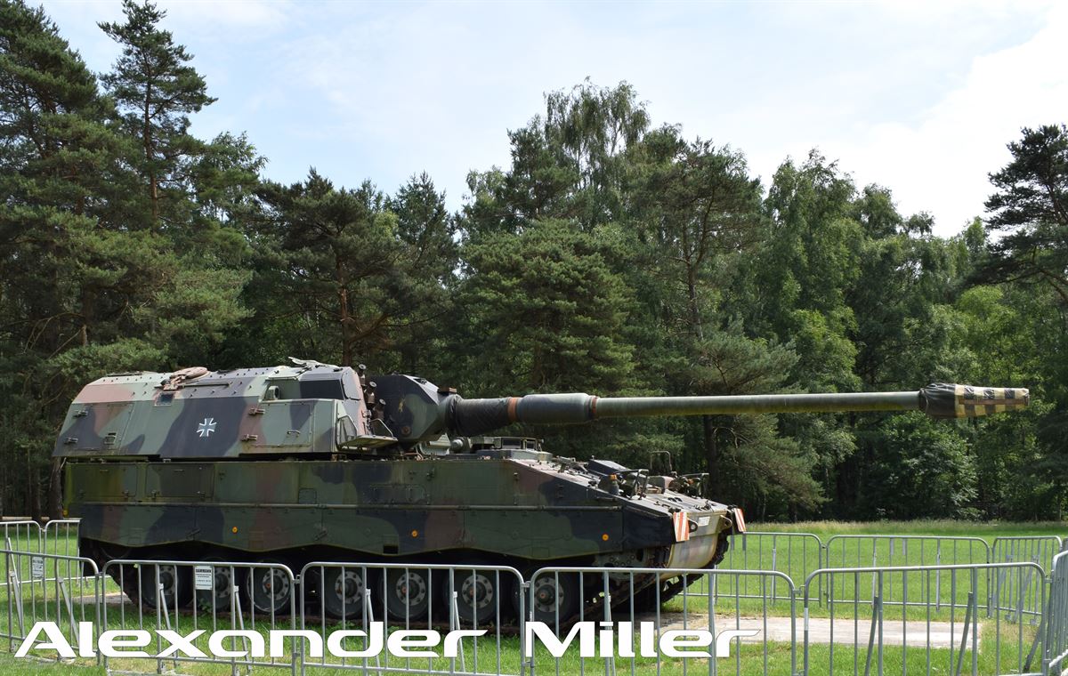 Panzerhaubitze 2000 (PzH 2000) Walkaround (AM-00267)