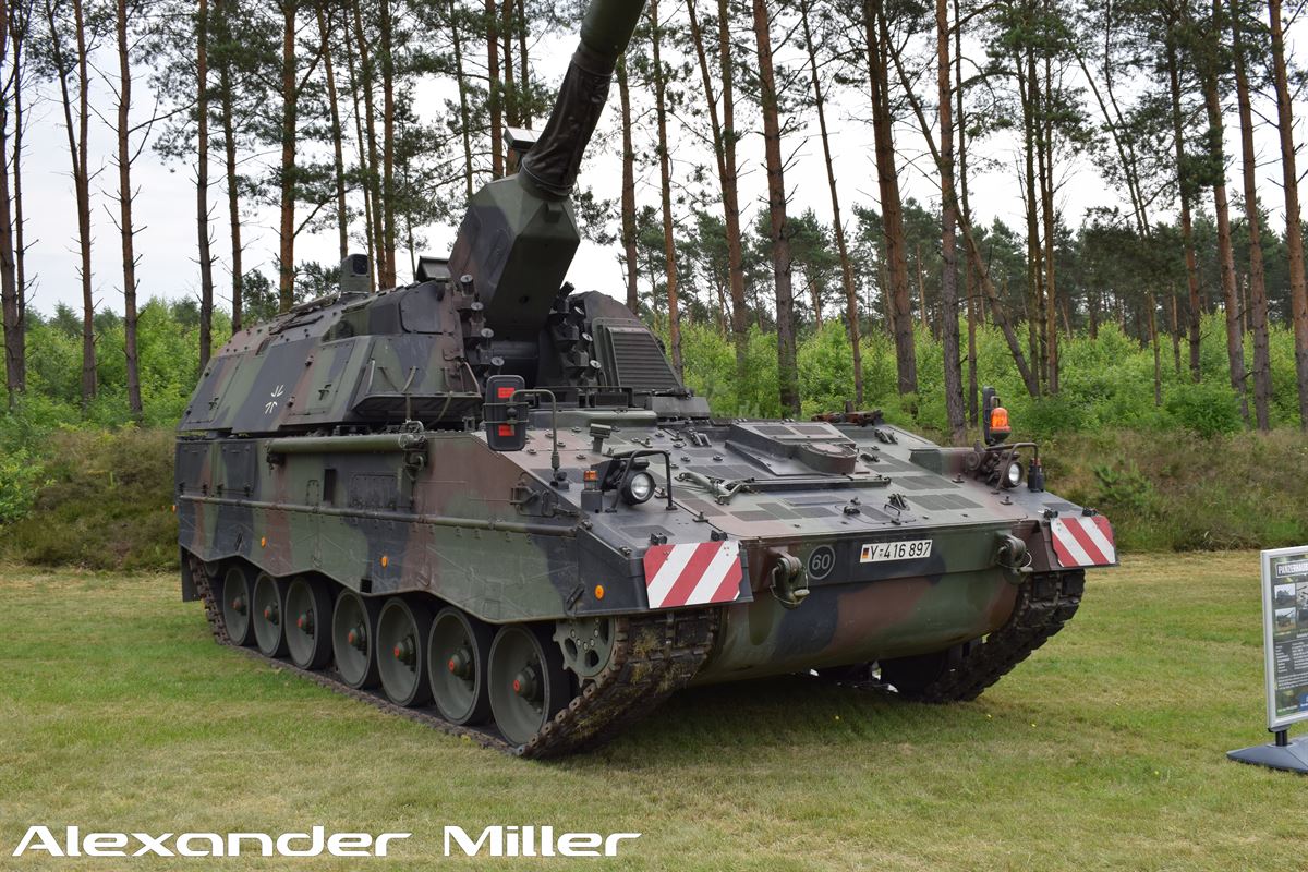 Panzerhaubitze 2000 (PzH 2000 A1) Walkaround (AM-00268)