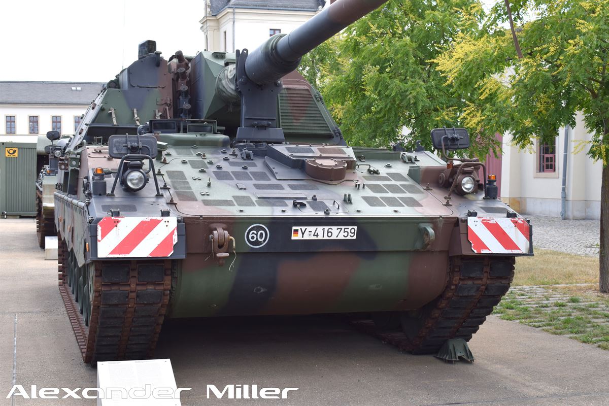 Panzerhaubitze 2000 (PzH 2000 A1) Walkaround (AM-00269)